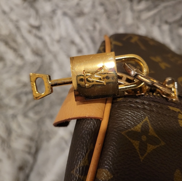 Authentic Louis Vuitton duffel bag - Picture 3 of 11